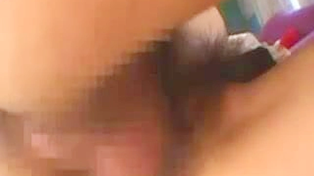 亚洲美人被两个男人双插入欢愉