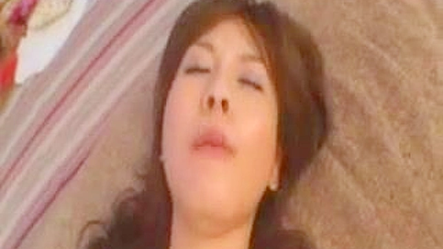 亚洲美人被两个男人双插入欢愉