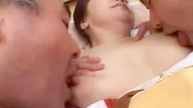 熟妇双倍乐趣：两个儿子的朋友同时取悦她