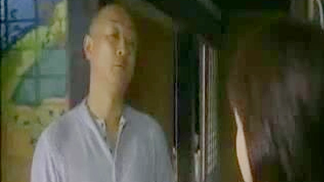 难忘邂逅：亚裔女孩与老爸好友的狂野之旅