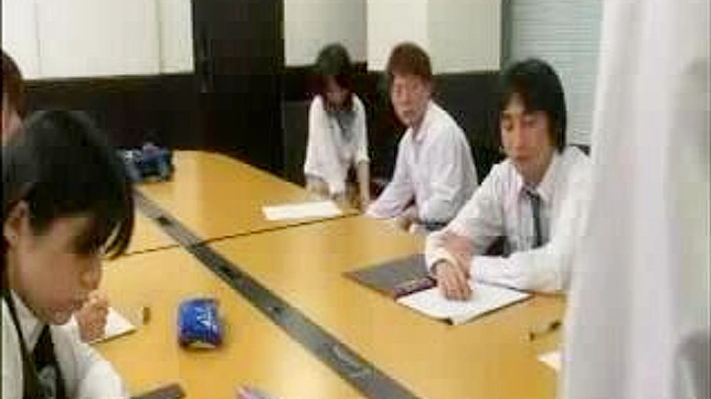 性感女学生在热辣亚洲色情视频中勾引同学