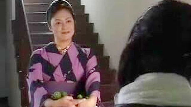 性感儿媳与沉睡婆婆的秘密自慰会面