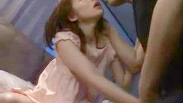 熟睡丈夫旁 妻子被朋友在激情日本色情片中狠狠操翻