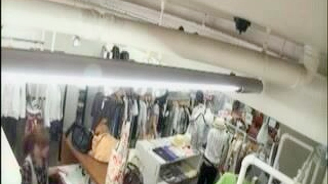 日系店恶作剧爆红 – 摄像头拍到胸摸捉弄！
