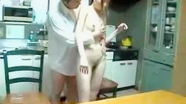 性感姐妹与幸运男共享爱巢生活