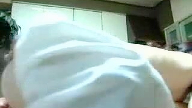 性感姐妹与幸运男共享爱巢生活