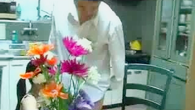 性感姐妹与幸运男共享爱巢生活