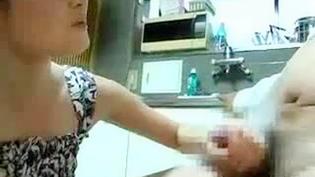 性感姐妹与幸运男共享爱巢生活