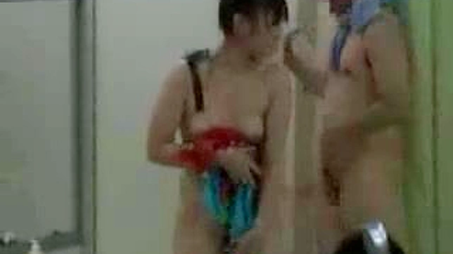 性感学生制服在迷恋旁观者面前融化消失