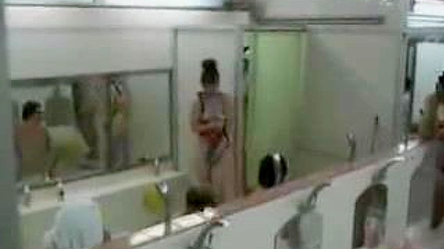 性感学生制服在迷恋旁观者面前融化消失