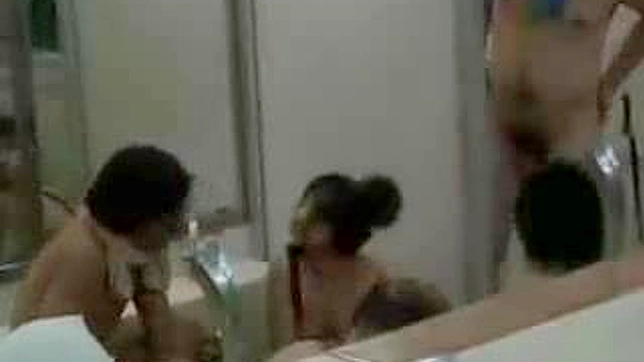 性感学生制服在迷恋旁观者面前融化消失