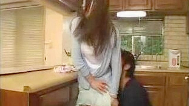 性感人妻趁老公熟睡时与年轻情人缠绵悱恻