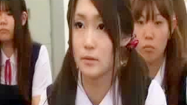 性感女学生在众人面前裸体！新来的东方转校生狂野CFNM冒险记