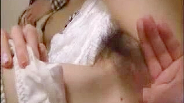 探索老板的秘密恋情，在这部JAV色情视频中。