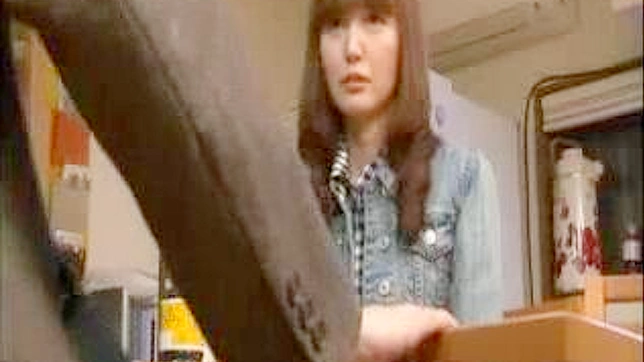 探索老板的秘密恋情，在这部JAV色情视频中。