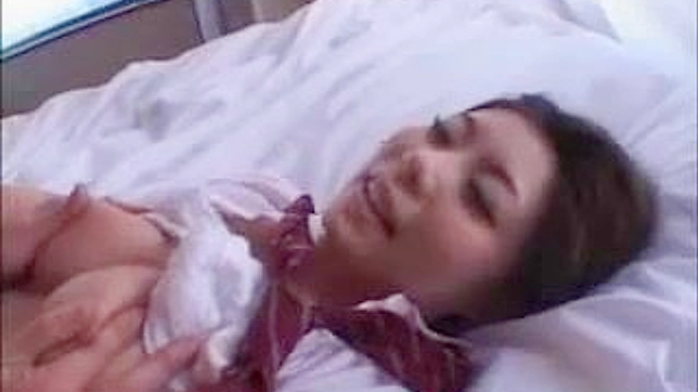 亚洲校服女学生在激情成人影片中接受颜射