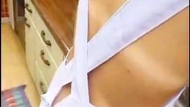 熟妇秘密欲望曝光：厨房内毛茸茸的阴部玩自慰器