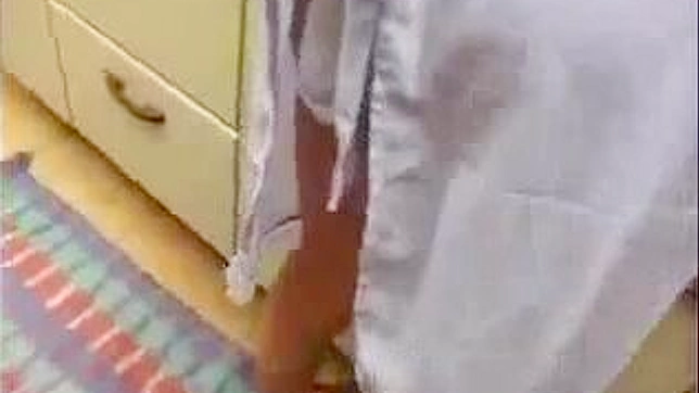 熟妇秘密欲望曝光：厨房内毛茸茸的阴部玩自慰器