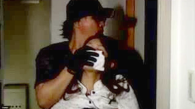 日本成人片展示男子对情侣的激烈攻击场景