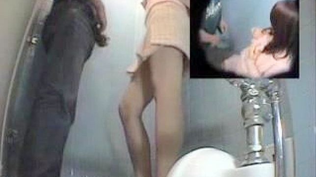 厕所性爱冒险：偷拍镜头捕捉热辣少女行动