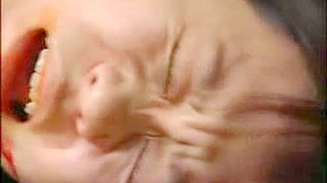 邻居迷恋引发与年轻女孩的激烈邂逅