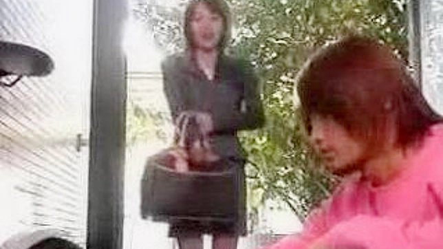 JAV女学生在《猎艳女教师》中引诱导师