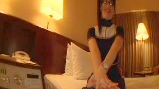 戴眼镜的女孩在汽车旅馆被口交至高潮