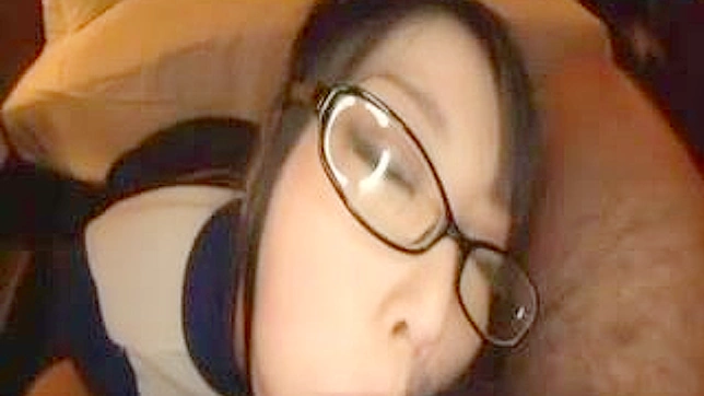 戴眼镜的女孩在汽车旅馆被口交至高潮