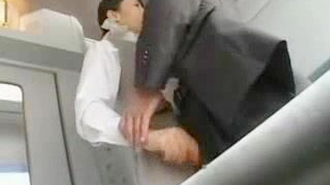 日本列车女乘务员在公众场合放肆！车上进行偷窥式口交服务