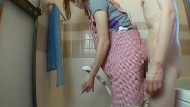 禁忌家族情事：小叔子在浴室被岳父利用