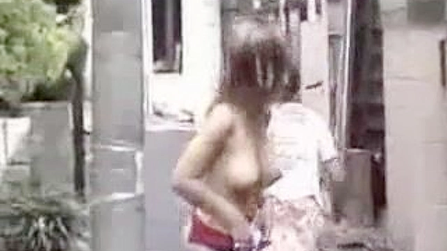 必看J片！陌生男子在公共场合侵犯日本女子