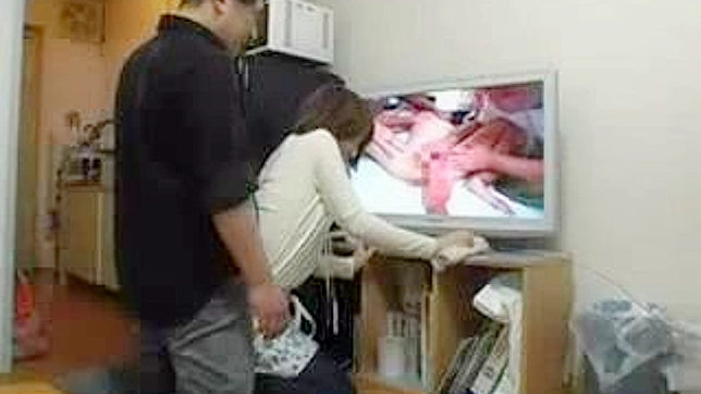 主妇在温馨客厅与成熟情人激情节外遇