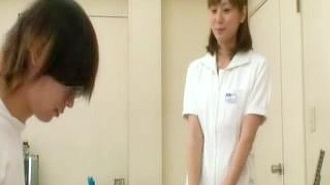 亚裔护士私密技巧助男性更快射精与阴部展示