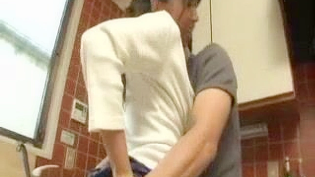 姐姐与丈夫朋友的秘密厨房狂野夜事