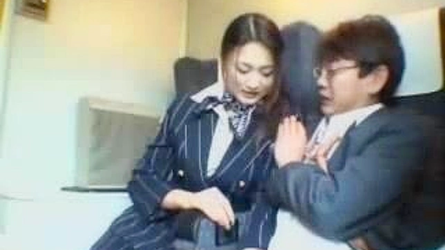 东方列车女乘务员为年长乘客奉上性感口爱体验