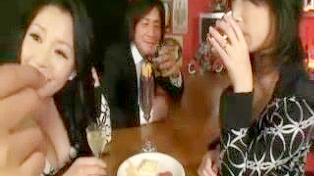 酒吧狂欢夜：两位风情熟女与两男激情四射