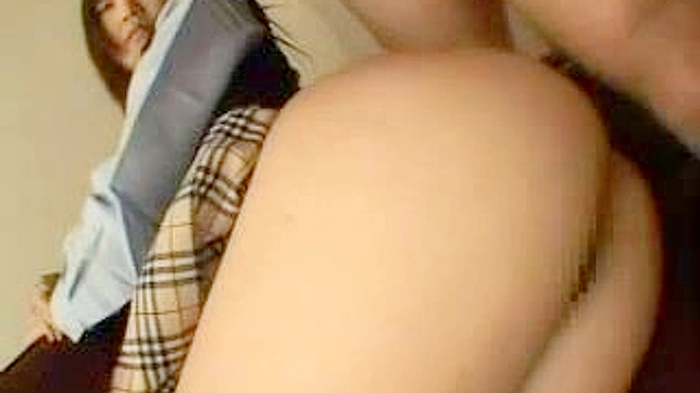 亚洲少女紧致蜜桃臀被狠狠 creampie 深入体验