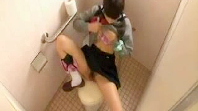 迷人的东方校花在厕所自慰