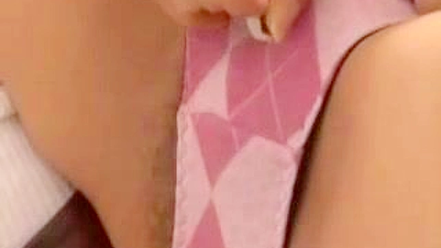 迷人的东方校花在厕所自慰