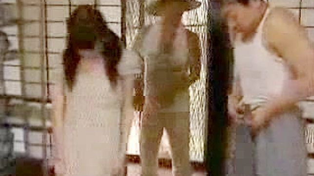 禁忌家族情事：父亲撞见继女与老邻居偷欢瞬间