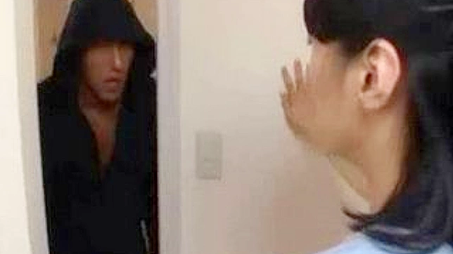 禁忌邂逅：熟女主妇秘密时刻被意外访客打断