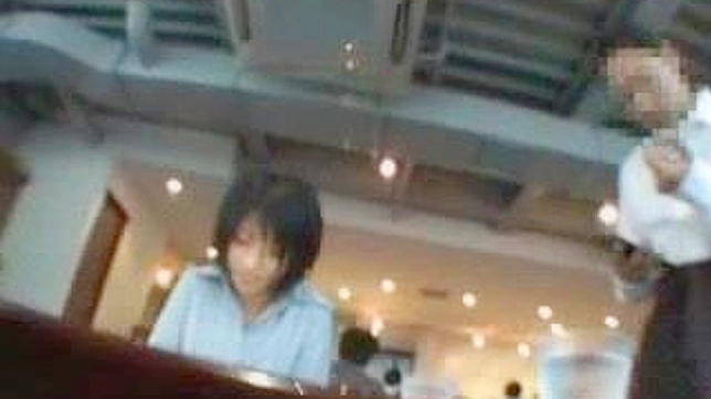 公共餐厅激情：女孩为男友口交献爱抚