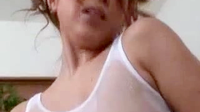 性感的日本女孩用她的火热动作让男人高潮喷发