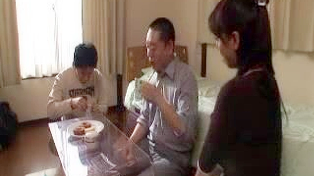 深夜幽会：继母与少年的秘密恋情