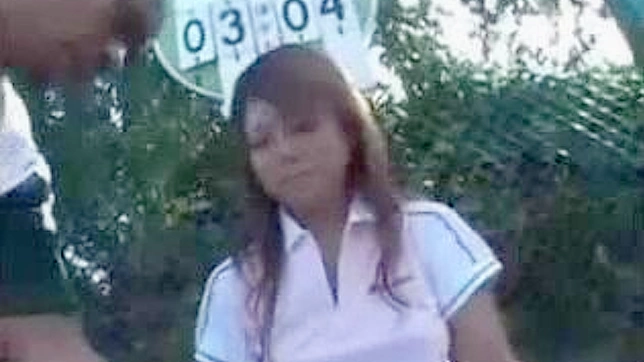 网球课上，亚洲美女与教练展开激情游戏时光。