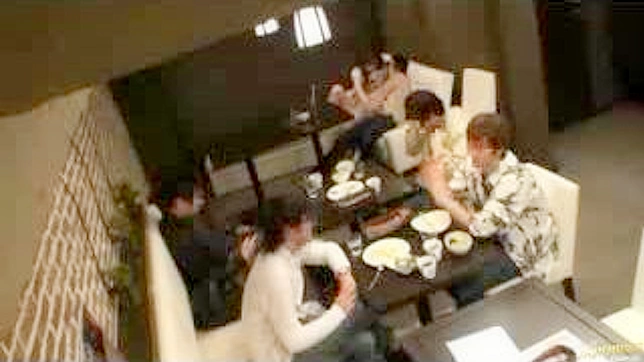 亚洲性感少女在餐厅公开激情性爱场景