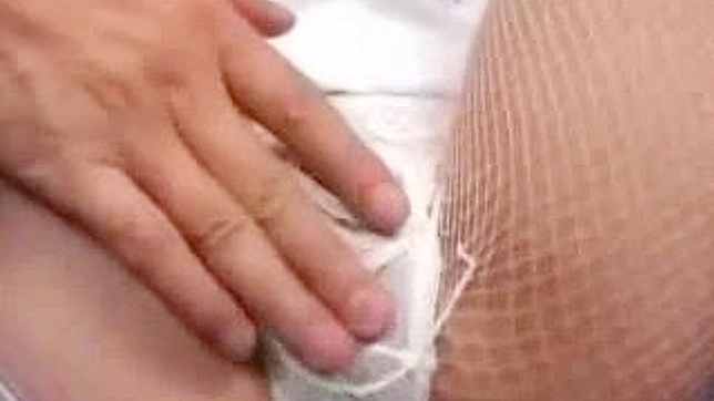 看不见的手探入她的湿处，蒙眼日本女孩在狂喜中呻吟。