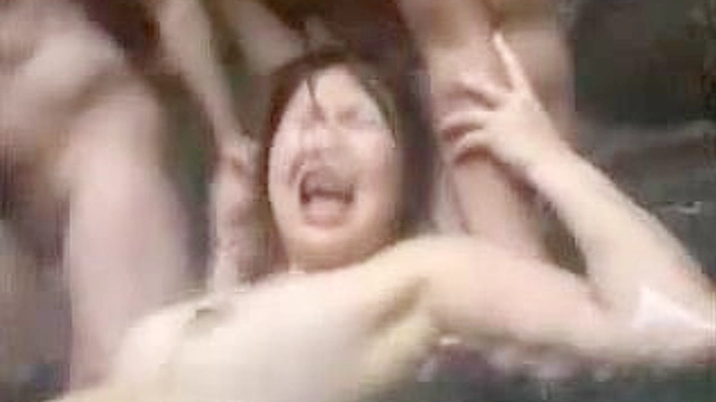 按摩噩梦：无助的JAV少女在中心受折磨