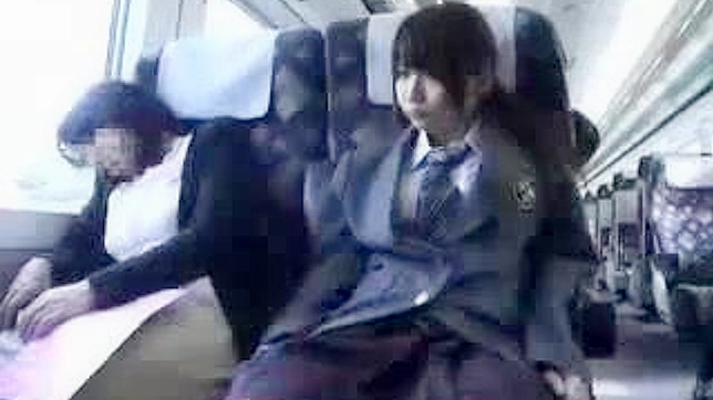 令人惊讶的亚洲美女在公车上大秀热辣身材