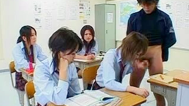 亚洲校服少女的秘密欲望被揭露